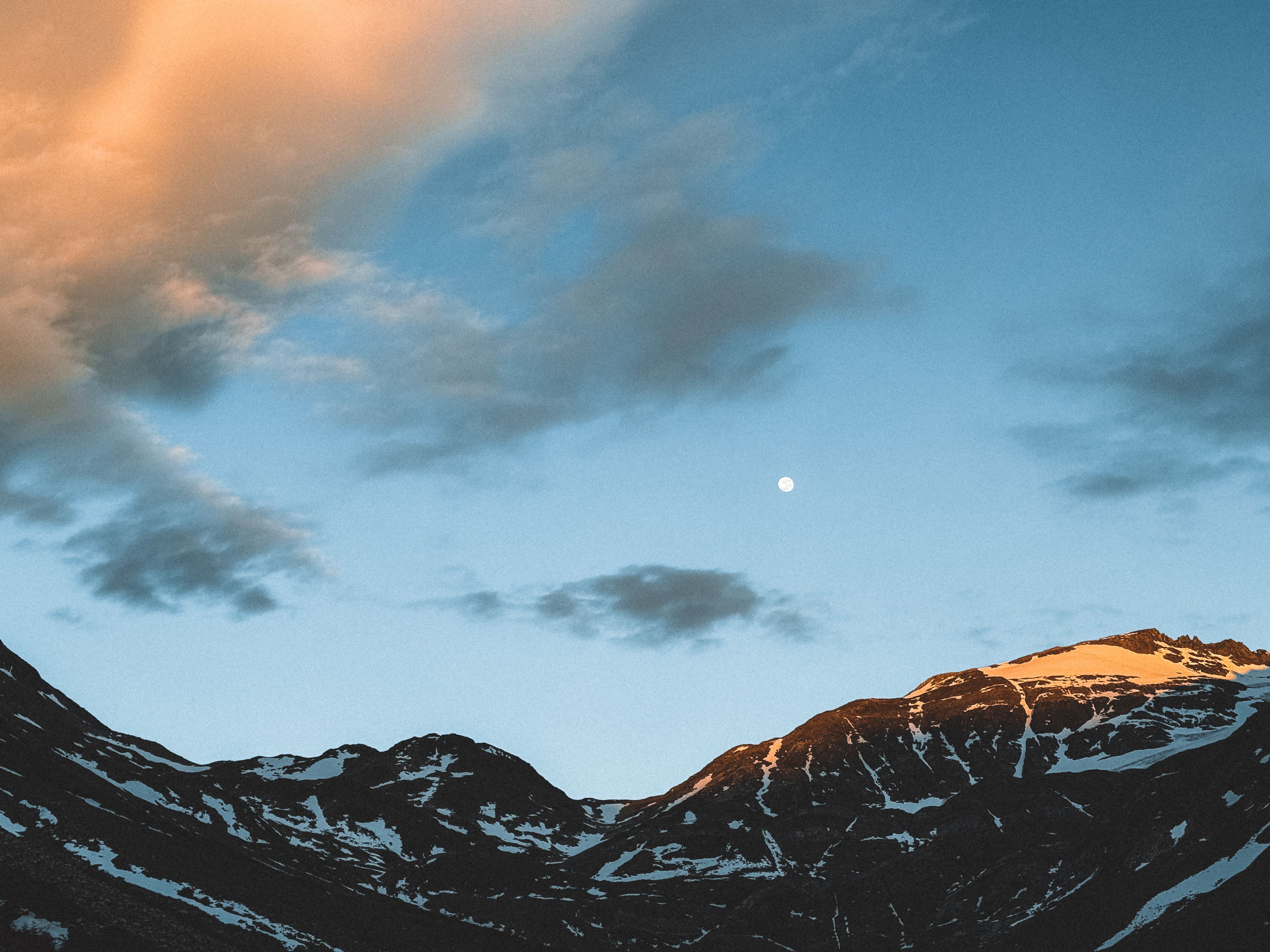 Paisaje montañoso de los Andes en Mendoza al atardecer