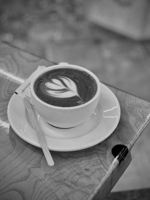 Free Captivating black and white image of a latte with art in a cozy café setting. Stock Photo