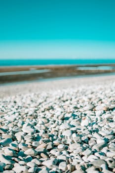 卵石海滩的景色令人惊叹，绿松石天空充满活力，是完美的旅行灵感来源