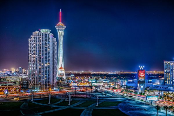 Lampu kota malam bergaya Las Vegas sebagai ilustrasi kategori game slot