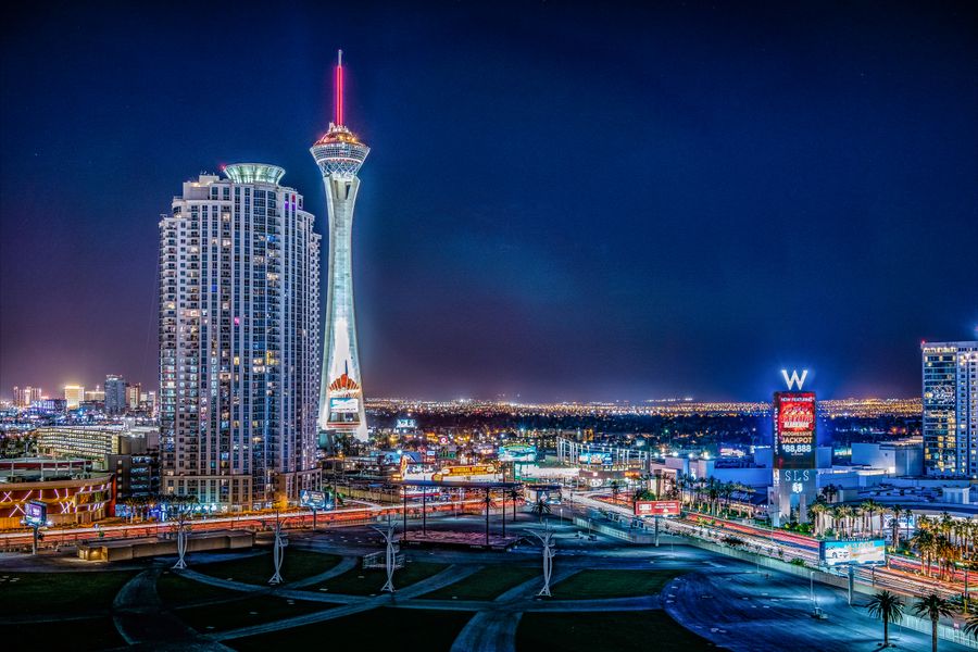Suasana lampu kota pada malam hari sebagai ilustrasi artikel panduan game slot online