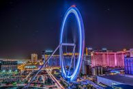 拉斯维加斯的天际线壮丽非凡，夜间还有摩天轮亮灯点缀