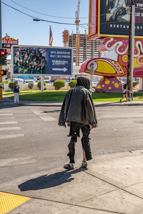 Kaldırımda Duran Gri Ceketli Bir Kişinin Arkadan Görünüm Fotoğrafı