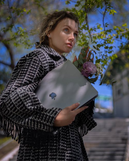 Designer Com Laptop Mulher Primavera