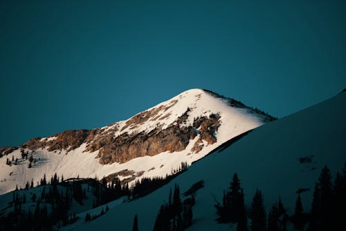 Schneebedeckter Berg