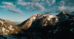 在充满活力的天空下，欣赏雪山的壮丽景色，非常适合自然和旅行主题
