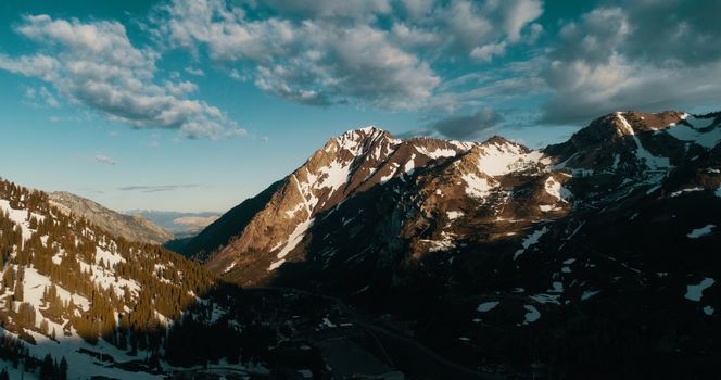 在充满活力的天空下，欣赏雪山的壮丽景色，非常适合自然和旅行主题