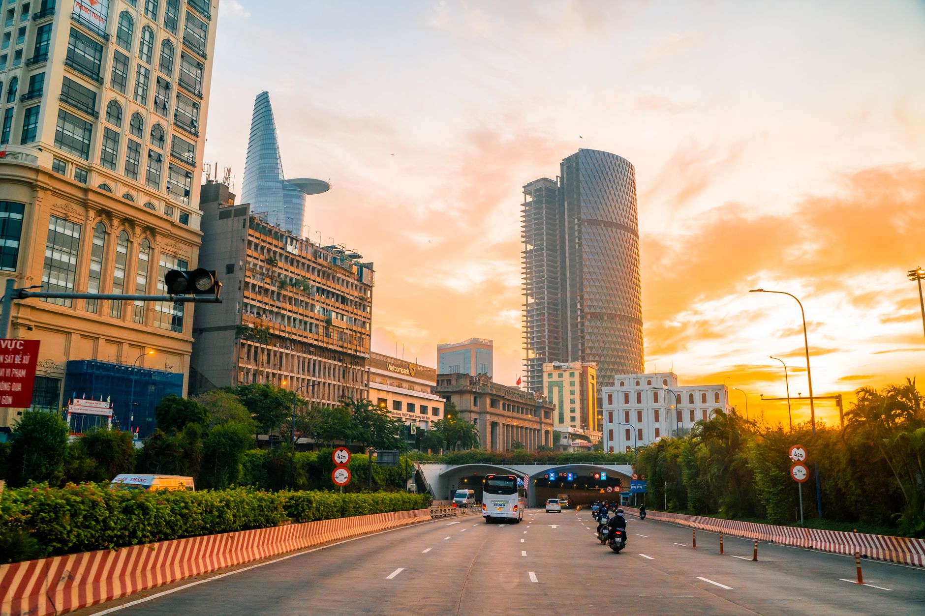 Lebhafter Sonnenuntergang über der modernen Skyline und den belebten Straßen von Ho Chi Minh City.