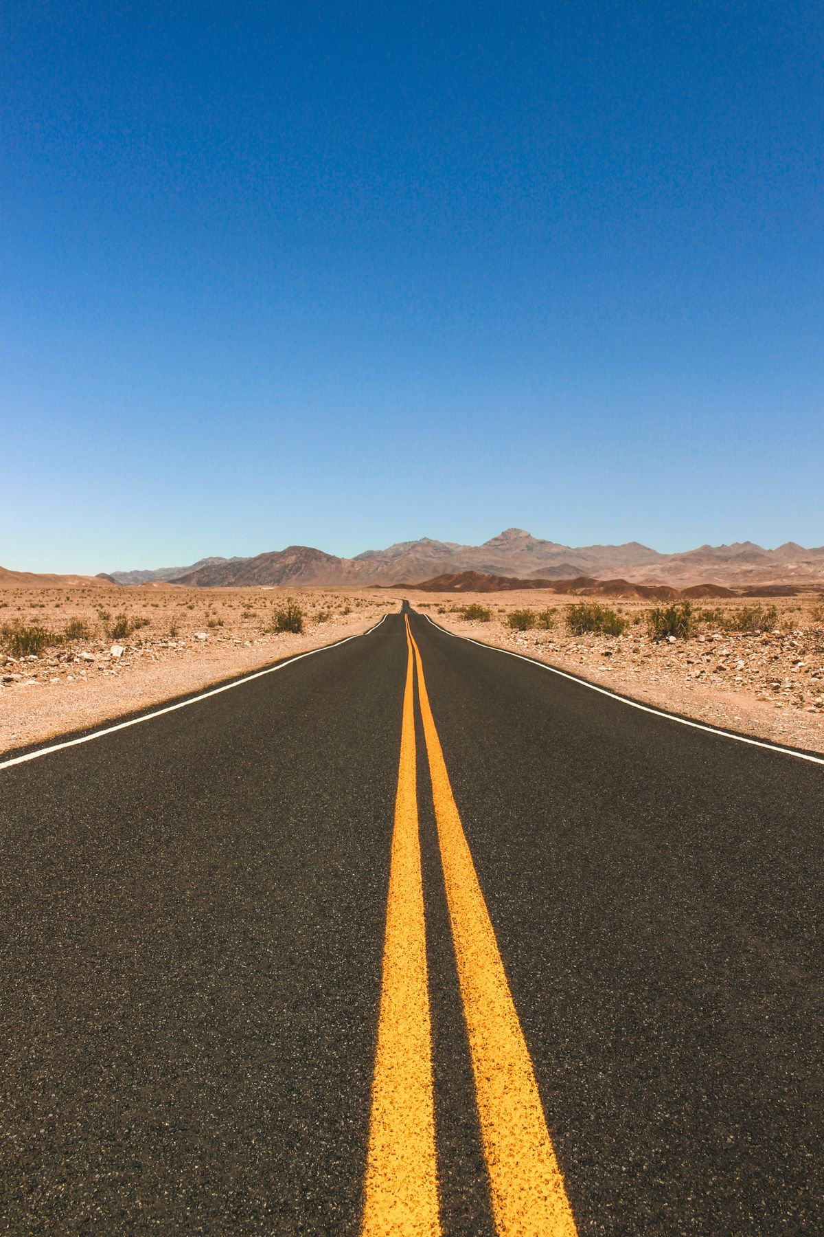 Carretera recta y vacía hacia el horizonte