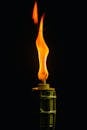 黑色背景下，火炬点燃，橙色火焰的特写