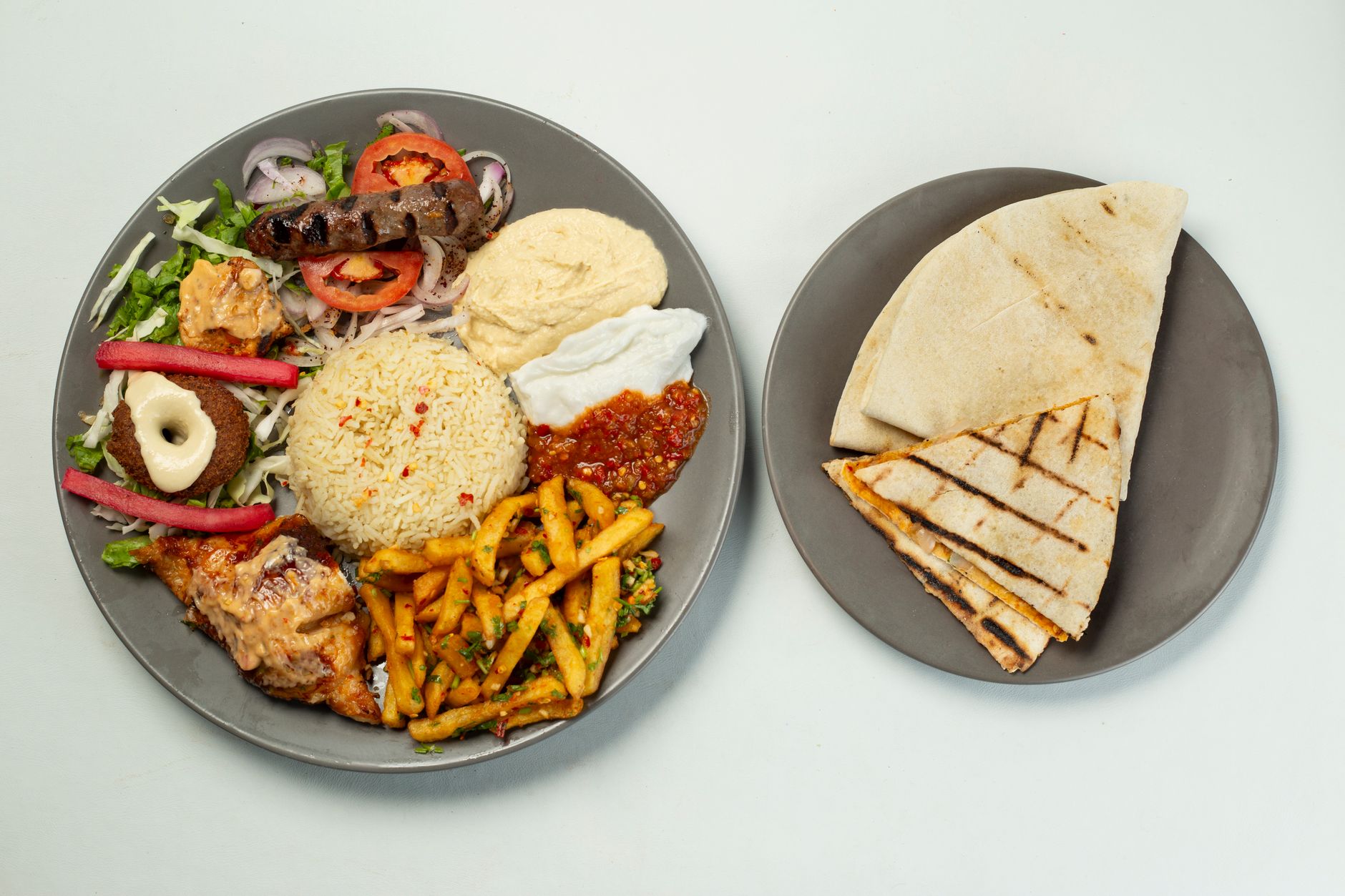 Assiette de grillades épicées et riz aux légumes