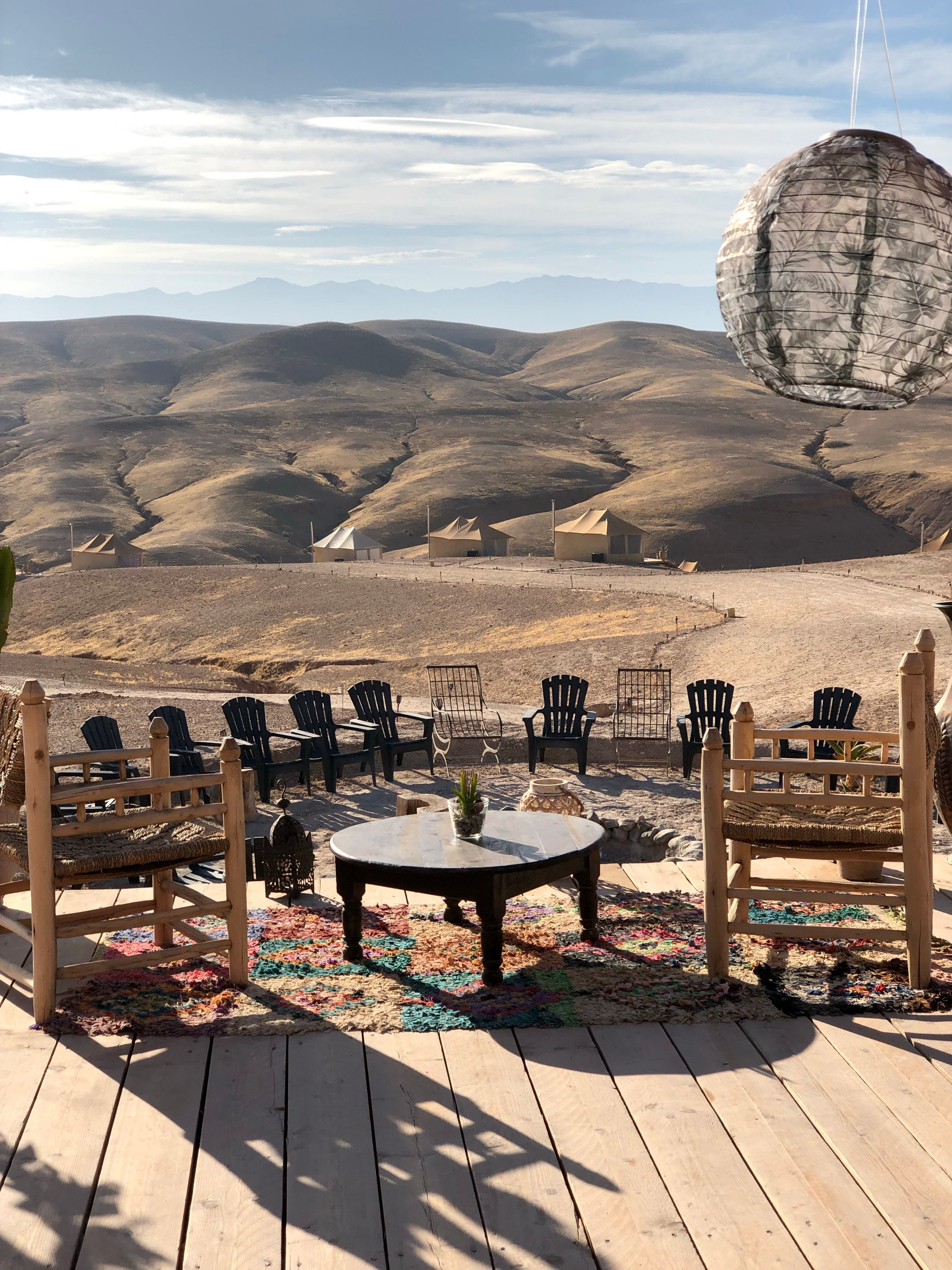 Terrasse d'un camp de glamping dans le désert au Maroc