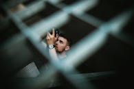 一张室内拍摄的男子艺术肖像，面部毛发通过模糊的网格框呈现