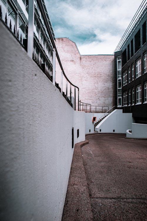 Oprit Tussen Twee Betonnen Gebouwen