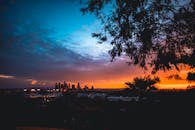 在极乐公园欣赏色彩缤纷的日落和洛杉矶天际线的壮丽景色