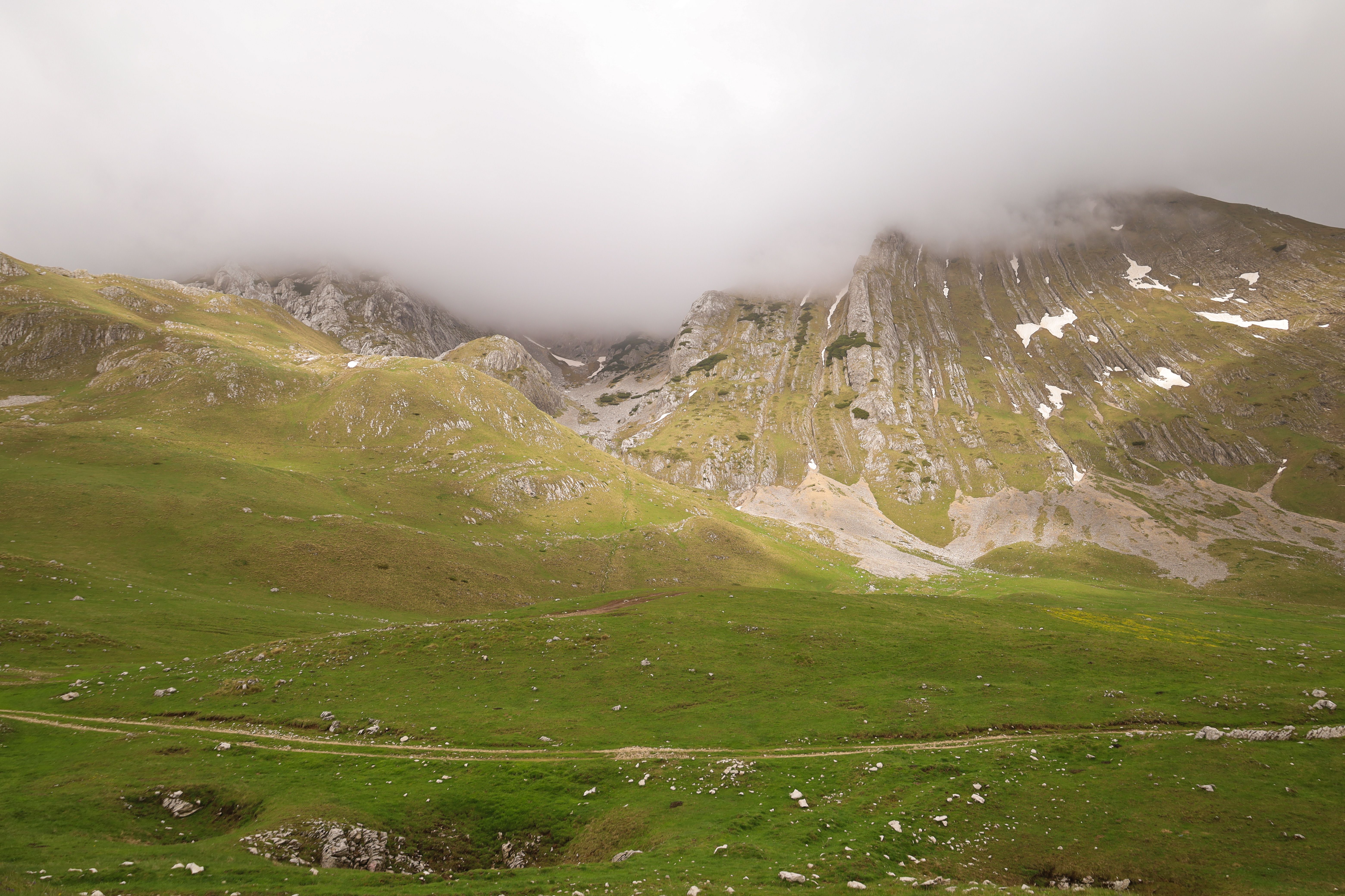 Montenegro Gebirge mit Nebel