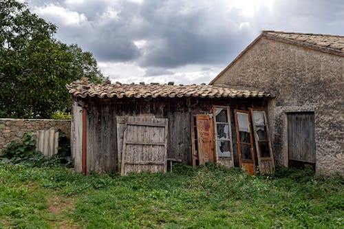 Gratis lagerfoto af gamle døre, græs, hytte