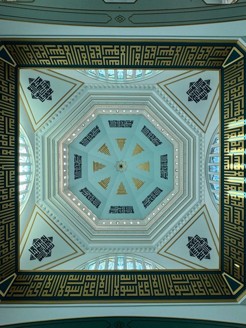 Free Stunning Islamic geometric patterns on the ceiling of Salahaddin Eyyubi Mosque in Diyarbakır, Türkiye. Stock Photo