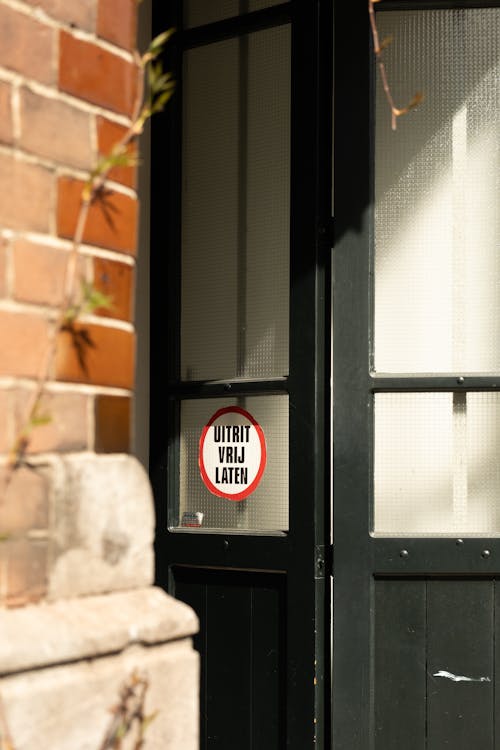 A no parking sign on a door