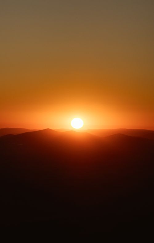 Free Gorgeous sunset over the rolling dunes of Wadi Rum Desert in Jordan, capturing serene natural beauty. Stock Photo