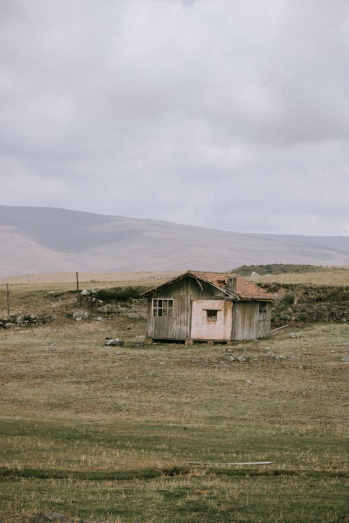 Foto d'estoc gratuïta de abandonat, camp, casa de camp