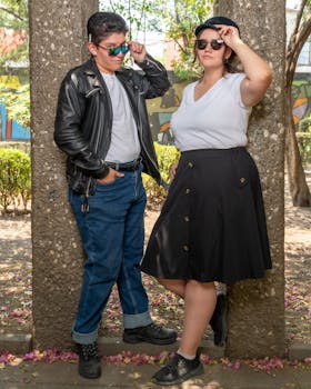 Fashionable duo posing in Ciudad de México with casual attire and sunglasses on a sunny day.