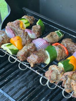 Shish kabob (American backyard)
