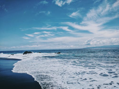 Mer Ondulée Sous Le Ciel Bleu