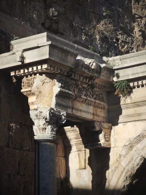 Free Detailed view of an ancient stone archway highlighting historic architectural elements. Stock Photo