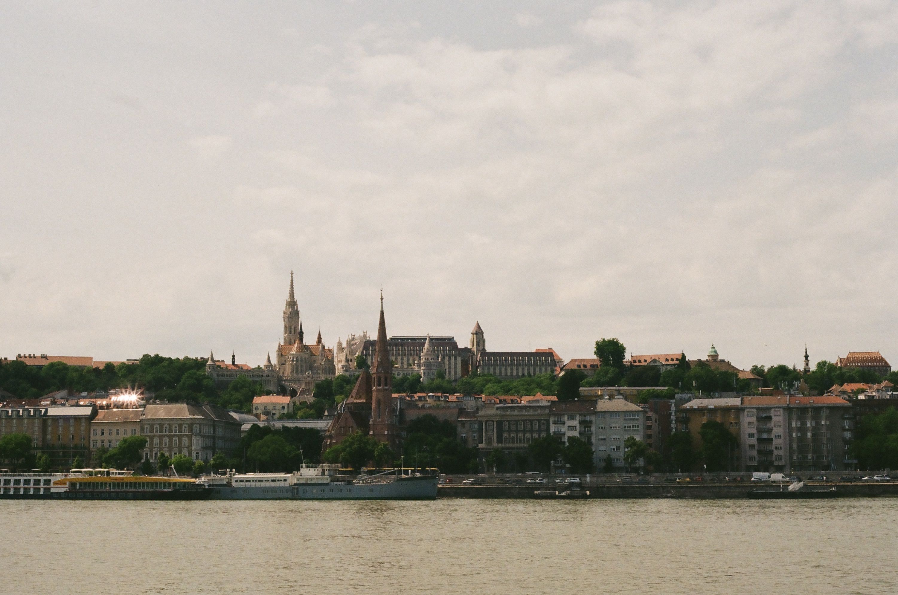 Boeda-zijde van Boedapest aan de Donau
