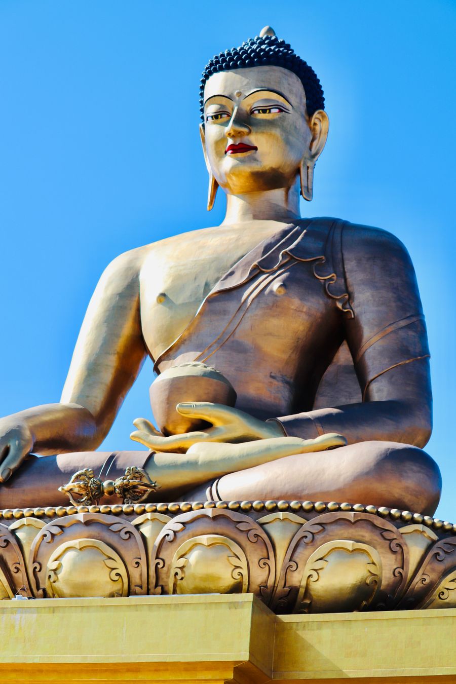 O Buda Dordenma contra o céu azul, em Thimphu