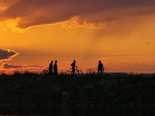 Foto profissional grátis de bicicleta, pôr do sol, pôr do sol dourado