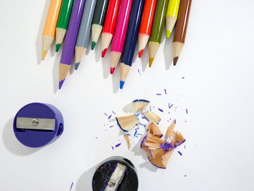 Kostenlos Mehrfarbige Bleistifte Auf Weißem Hintergrund Stock-Foto