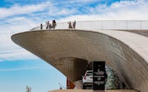 在晴朗的天空下，里斯本的当代建筑迎接了来访的游客