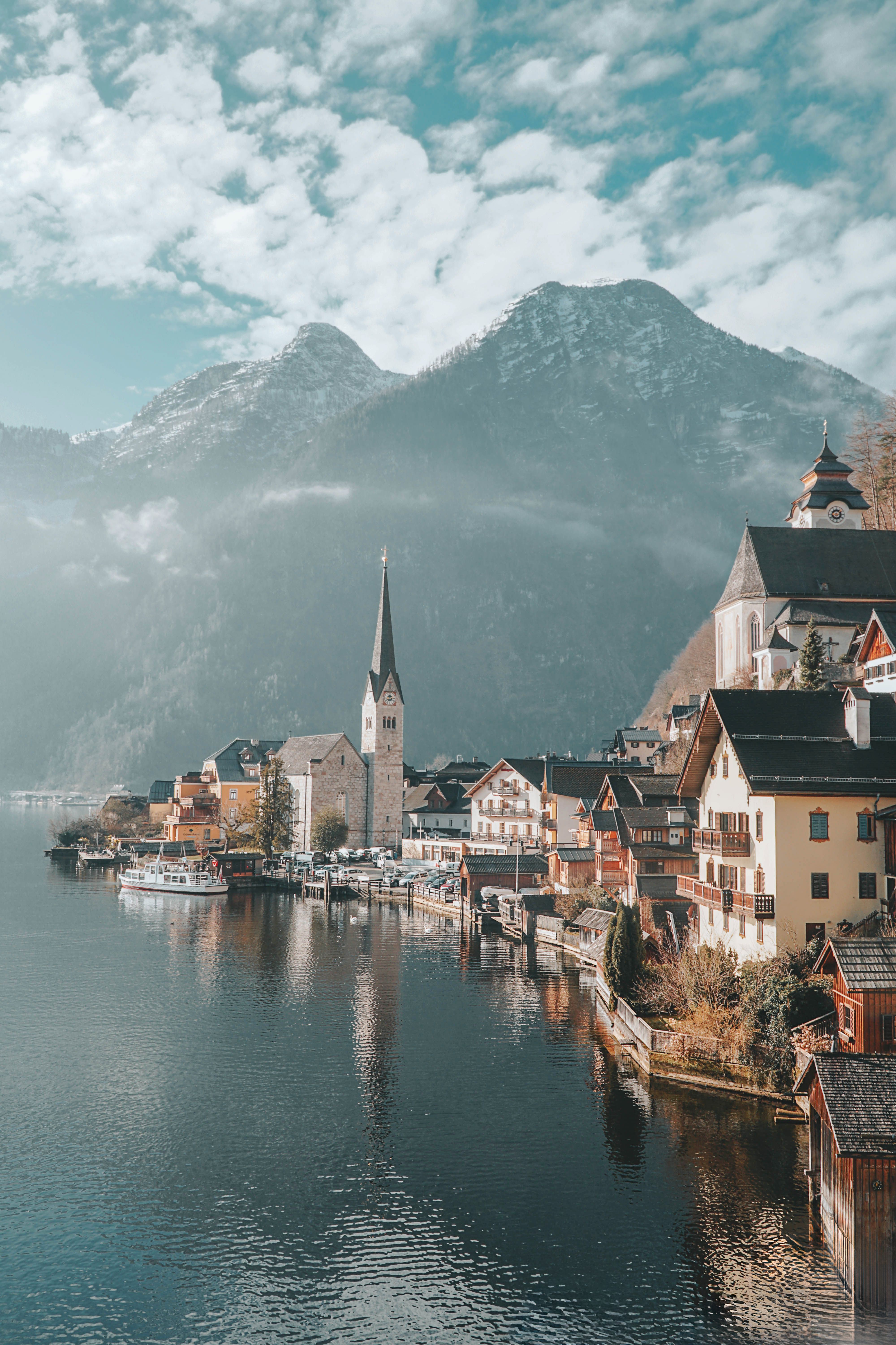 Sate pitorești Alpii Austrieci — Hallstatt pe malul lacului cu munți alpini spectaculoși