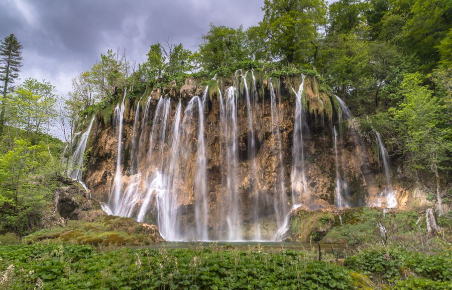 Plitvicei vízesés sziklás erdőben