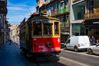 波尔图卡莫街上色彩缤纷的历史电车，热闹地展示着城市生活
