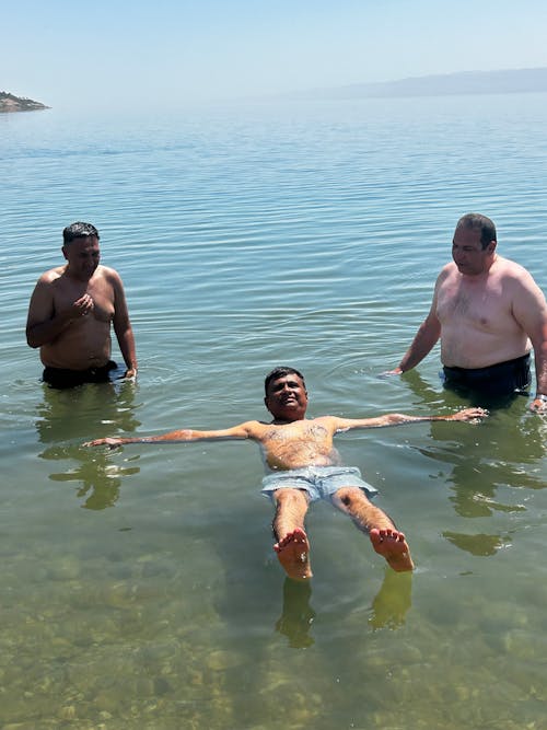 Foto profissional grátis de acima do mar, flutuando, flutuando na água