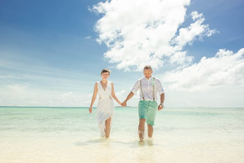 Coppie Che Tengono Le Mani Mentre Si Cammina Sulla Spiaggia