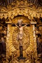 波尔图教堂祭坛上有一尊复杂的金色耶稣十字架雕像