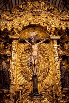 波尔图教堂祭坛上有一尊复杂的金色耶稣十字架雕像