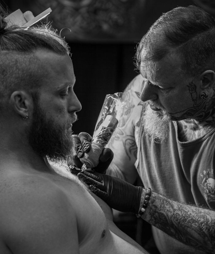 Tattoo-Künstler Leo bei der Arbeit