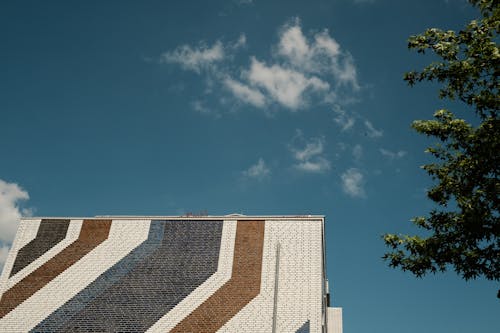 Kostenloses Stock Foto zu architektur, baum, blauer himmel