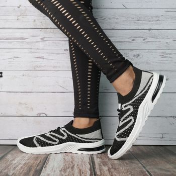 Fashionable black and white sneakers paired with trendy leggings, ideal for casual outings.（イメージ）