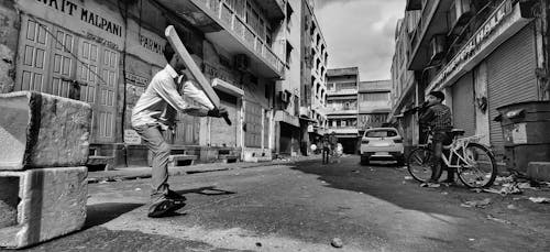 Enfants Jouant Au Cricket Dans L'allée