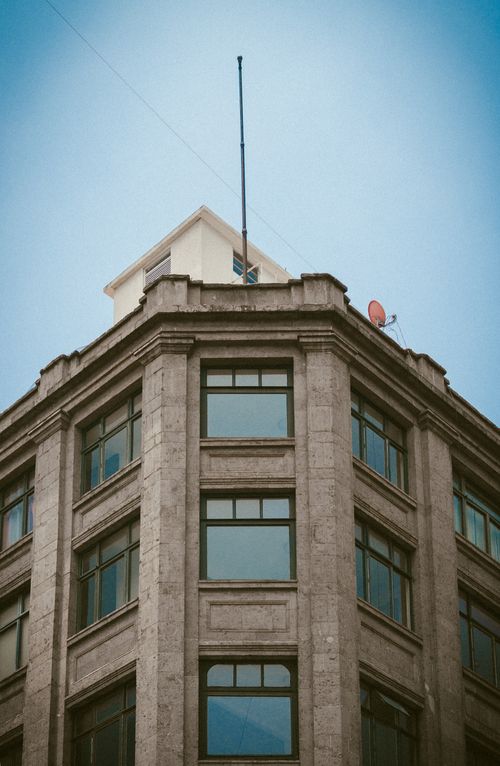 Free Vertical shot of a historic concrete building in Mexico City, showcasing urban architecture. Stock Photo