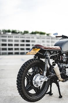 一张在埃因霍温户外拍摄的老式摩托车特写镜头，车上带有一个盘子