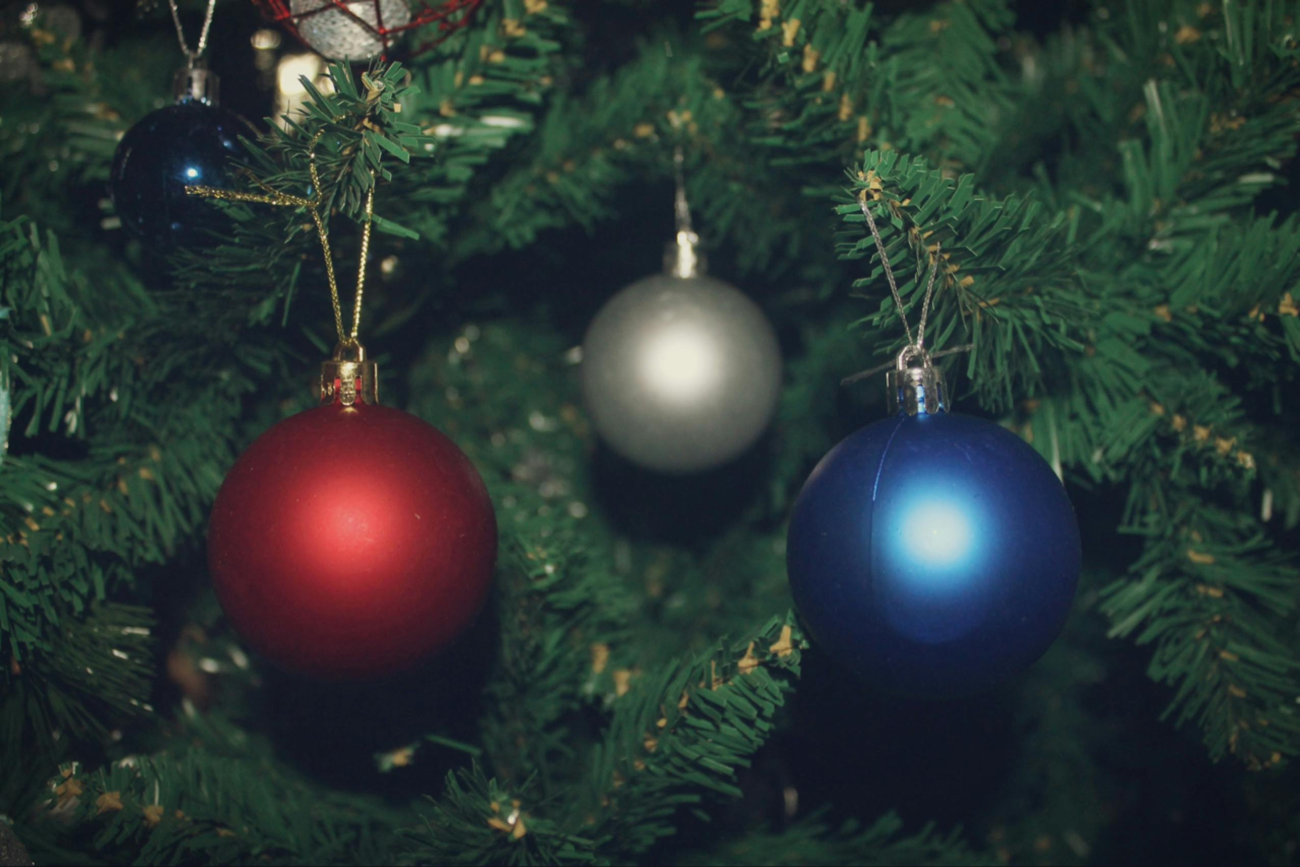 close-up-of-illuminated-christmas-tree-at-home-free-stock-photo