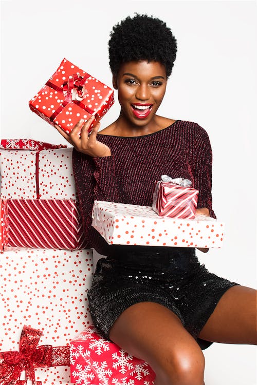 Mujer Vestida Con Camisa De Manga Larga Granate Y Pantalones Cortos Negros Con Cajas De Regalo