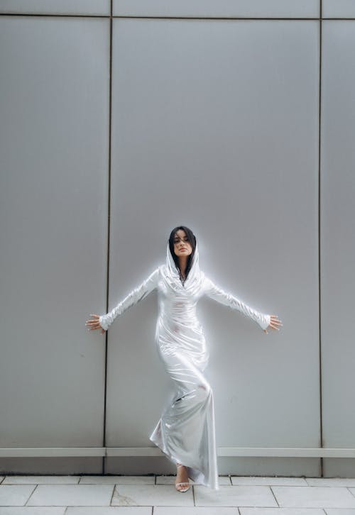 Darmowe zdjęcie z galerii z biała sukienka, budynek, fotografia mody